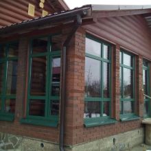 Зеленые ламинированные окна на веранде