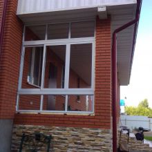 Большие окна на террасе с глухими створками внизу и вверху и открывающимися в середине